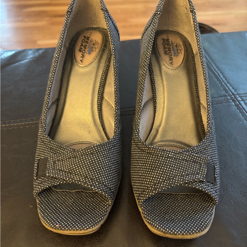 Life Stride Women's Gray Peep Toe Heels